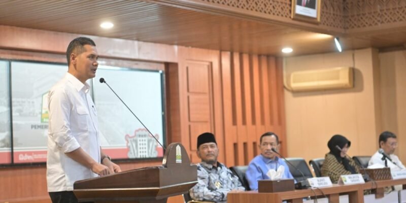 Sekda Aceh, M. Nasir, S.IP, MPA, saat memberikan sambutan serta meluncurkan Dashboard Peta Aksi dan Partisipasi Masyarakat untuk Penanggulangan Bencana Aceh, di Gedung Serbaguna Setda Aceh, Banda Aceh, Jum'at (27/2/2026). Foto: Dok. Biro Adpim Setda Aceh