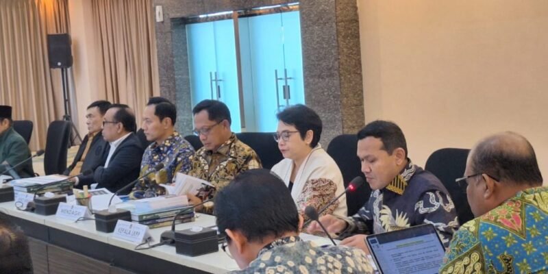 Wakil Gubernur Aceh, H. Fadhlullah, saat menghadiri Rapat Koordinasi Tingkat Menteri Satgas Rehabilitasi dan Rekonstruksi Pascabencana Provinsi Aceh, Provinsi Sumatera Utara dan Provinsi Sumatera Barat, di Ruang Rapat Lantai 14, Gedung Kemenko PMK, Jakarta, Jum'at, (27/2/2026). Foto: Dok. Biro Adpim Setda Aceh