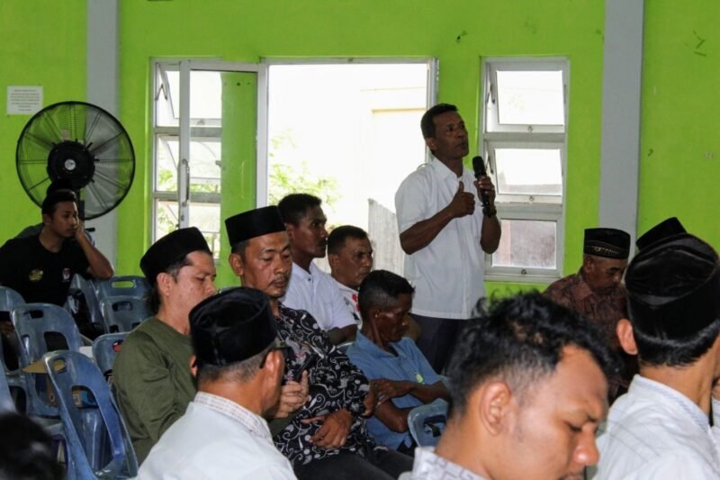 Perwakilan Forum Masyarakat Indrapuri menyampaikan keterangan pers terkait polemik SK Bupati Aceh Besar tentang penetapan Imum Chik Masjid Abu Indrapuri, Sabtu (1/3/2026). Foto: Dok. Istimewa