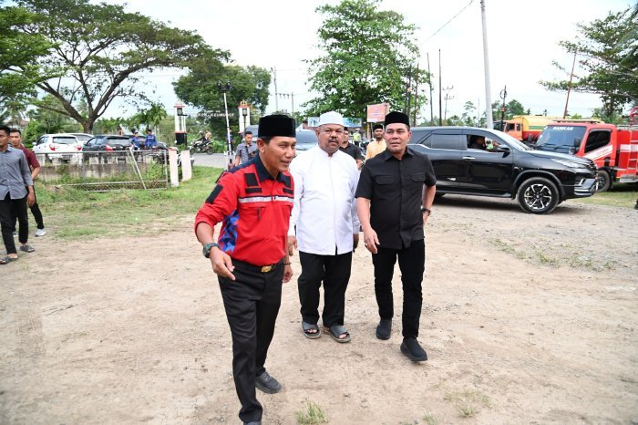 Kalaksa BPBD Aceh Besar, Ridwan Jamil SSos MSi menyambut Bupati Aceh Besar, Muharram Idris untuk buka puasa bersama di Posko BPBD Aceh Besar, Gampong Sibreh Keumude, Kecamatan Sukamakmur, Aceh Besar, Sabtu (28/02/2026). Foto: Dok. MC Aceh Besar