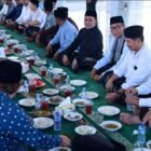 Bupati Aceh Besar H. Muharram Idris bersama Wakil Bupati Aceh Besar Drs. H. Syukri A. Jalil buka puasa bersama di Masjid Bustanul Jannah, Gampong Ajuen, Kecamatan Peukan Bada, Jum’at (27/2/2026) malam. Foto: Dok. MC Aceh Besar