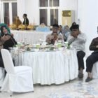 Wali Kota Banda Aceh Illiza Sa’aduddin Djamal bersama Wakil Wali Kota Afdhal Khalilullah berbuka puasa bersama para dai dan daiyah se-Kota Banda Aceh di Pendopo Wali Kota, kawasan Blang Padang, Jumat (27/2/2026). Foto: Dok. Prokopim Kota Banda Aceh