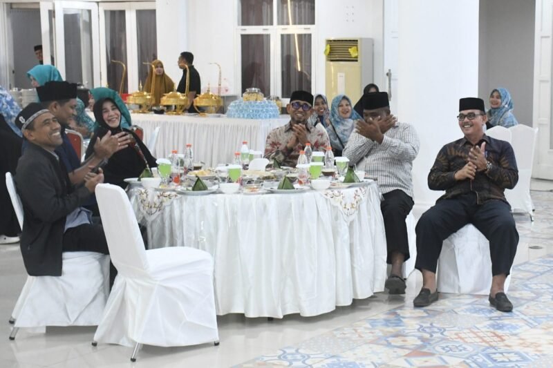 Wali Kota Banda Aceh Illiza Sa’aduddin Djamal bersama Wakil Wali Kota Afdhal Khalilullah berbuka puasa bersama para dai dan daiyah se-Kota Banda Aceh di Pendopo Wali Kota, kawasan Blang Padang, Jumat (27/2/2026). Foto: Dok. Prokopim Kota Banda Aceh