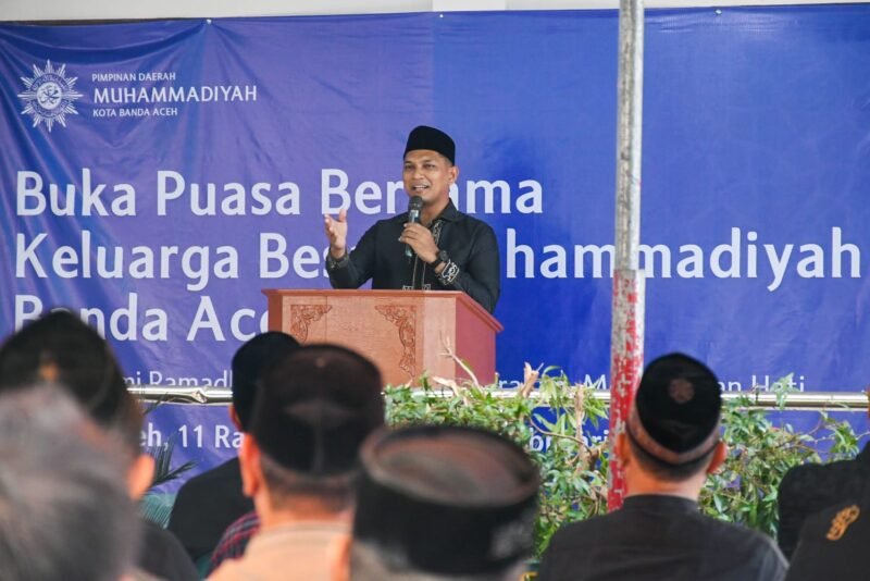 Wakil Wali Kota Banda Aceh Afdhal Khalilullah memberi kata sambutan di acaa buka puasa bersama keluarga besar Muhammadiyah Kota Banda Aceh di Muhammadiyah Children Center (MCC), Sabtu (28/2/2026). Foto: Dok. Prokopim Kota Banda Aceh