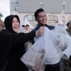 Wali Kota Banda Aceh Illiza Sa’aduddin Djamal bersama Wakil Wali Kota Afdhal Khalilullah membagikan takjil kepada pengunjung usai prosesi Teumok Beulangong pada pembukaan Peukan Raya Ramadan 1447 H di eks lahan Pasar Aceh Shopping Center, Jumat (27/2/2026). Foto: Dok. Diskominfo Kota Banda Aceh