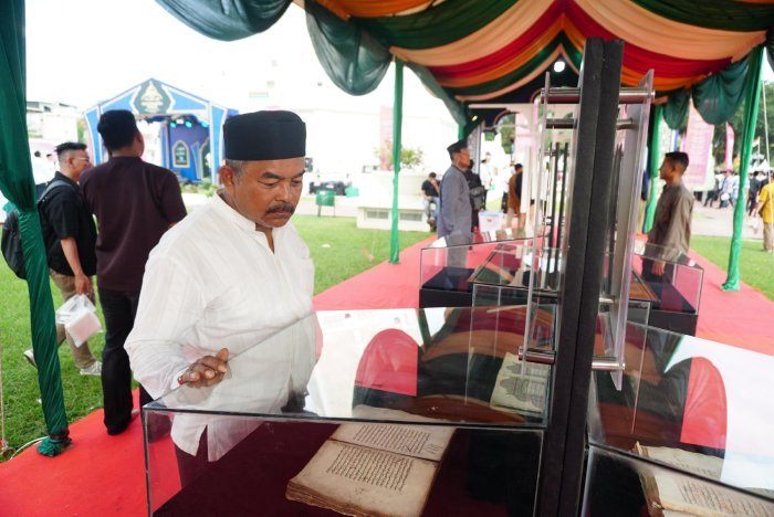 Asisten II Sekdakab Aceh Besar, M. Ali, S.Sos., M.Si mengunjungi stand Aceh Ramadhan Festival 2026 di kawasan Masjid Raya Baiturrahman, Banda Aceh, Minggu (1/3/2026). Foto: Dok. MC Aceh Besar