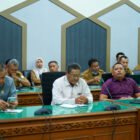 Suasana pertemuan antara DPRA dan DPRK Aceh Timur bersama instansi teknis terkait saat membahas perkembangan penanganan konflik HGU antara masyarakat dan perusahaan perkebunan di Aceh Timur, Senin (2/3/2026). Foto: Dok. DPRA 