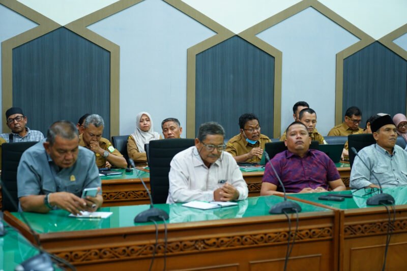 Suasana pertemuan antara DPRA dan DPRK Aceh Timur bersama instansi teknis terkait saat membahas perkembangan penanganan konflik HGU antara masyarakat dan perusahaan perkebunan di Aceh Timur, Senin (2/3/2026). Foto: Dok. DPRA