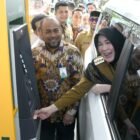 Wali Kota Illiza Sa’aduddin Djamal menjajal langsung fasilitas ATM Drive Thru Bank Aceh Syariah dari dalam kendaraan usai peresmian di kawasan Masjid Raya Baiturrahman, Banda Aceh, Senin (2/3/2026). Foto: Dok. Prokopim Kota Banda Aceh