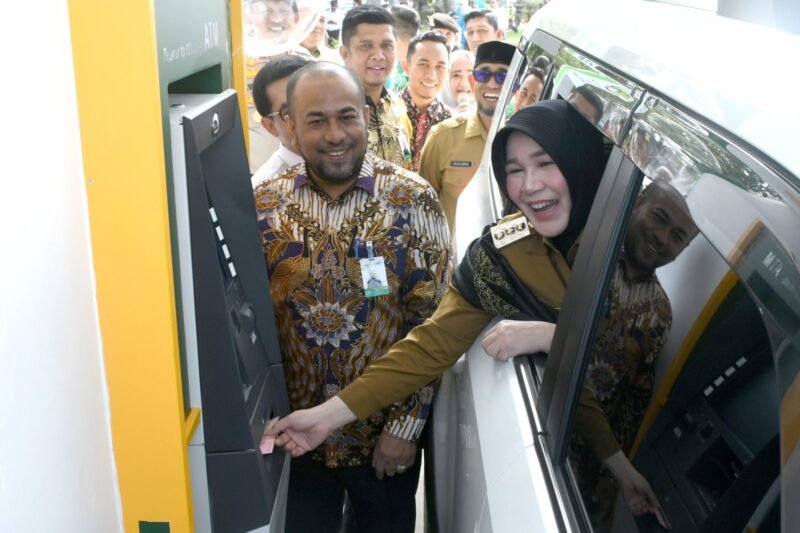 Wali Kota Illiza Sa’aduddin Djamal menjajal langsung fasilitas ATM Drive Thru Bank Aceh Syariah dari dalam kendaraan usai peresmian di kawasan Masjid Raya Baiturrahman, Banda Aceh, Senin (2/3/2026). Foto: Dok. Prokopim Kota Banda Aceh