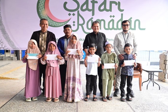 Asisten II Sekdakab Aceh Besar M. Ali menyerahkan secara simbolis zakat, infaq, dan sadaqah kepada masyarakat serta memberikan santunan kepada 200 anak yatim di Kecamatan Blang Bintang,yang berlangsung di Kantor Administrasi Bandara SIM, Aceh Besar, Kamis (5/3/2026). Foto: Dok. MC Aceh Besar