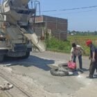 Camat Kuta Baro, Zahrul Fuadi SE MM bersama warga melakukan penambalan pada sejumlah titik jalan yang mengalami kerusakan, Kamis (5/3/2026). Foto: Dok. MC Aceh Besar