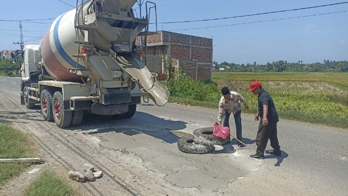 Camat Kuta Baro, Zahrul Fuadi SE MM bersama warga melakukan penambalan pada sejumlah titik jalan yang mengalami kerusakan, Kamis (5/3/2026). Foto: Dok. MC Aceh Besar