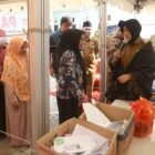 Wali Kota Banda Aceh Illiza Sa’aduddin Djamal meninjau langsung pelaksanaan Pasar Murah di Gampong Jeulingke, Selasa (3/3/2026). Foto: Dok. Prokopim Kota Banda Aceh