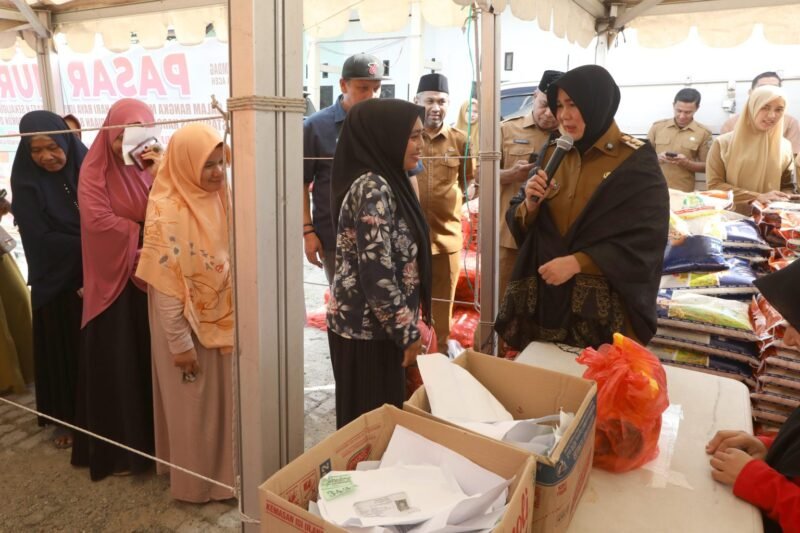 Wali Kota Banda Aceh Illiza Sa’aduddin Djamal meninjau langsung pelaksanaan Pasar Murah di Gampong Jeulingke, Selasa (3/3/2026). Foto: Dok. Prokopim Kota Banda Aceh