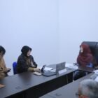 Penyerahan rapor opini pelayanan publik disaksikan Kepala Perwakilan Ombudsman RI Aceh, Dian Rubianty, dan jajaran Pemko Banda Aceh, Selasa (3/3/2026). Foto: Dok. Prokopim Kota Banda Aceh