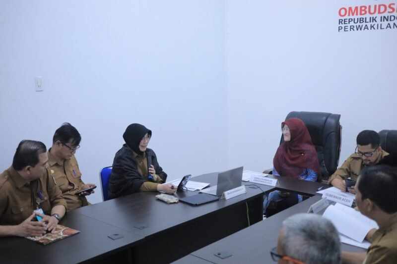 Penyerahan rapor opini pelayanan publik disaksikan Kepala Perwakilan Ombudsman RI Aceh, Dian Rubianty, dan jajaran Pemko Banda Aceh, Selasa (3/3/2026). Foto: Dok. Prokopim Kota Banda Aceh