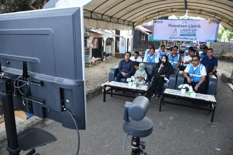 Wali Kota Banda Aceh Illiza Sa’aduddin Djamal menyaksikan simbolisasi pemasangan listrik gratis bagi warga kurang mampu dalam program Light Up The Dream oleh PLN, Rabu (4/3/2026). Foto: Dok. Prokopim Kota Banda Aceh