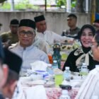 Wali Kota Banda Aceh Illiza Sa’aduddin Djamal bersama suami Amir Ridha menghadiri buka puasa bersama KONI Kota Banda Aceh, Rabu (4/3/2026). Foto: Dok. Prokopim Kota Banda Aceh