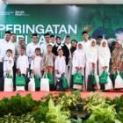 Wali Kota Banda Aceh Illiza Sa’aduddin Djamal bersama Wakil Wali Kota Afdhal Khalilullah, Ketua DPRK Irwansyah, unsur Forkopimda, dan anak yatim saat menyerahkan santunan simbolis di halaman Balai Kota, Kamis (5/3/2026). Foto: Dok. Prokopim Kota Banda Aceh