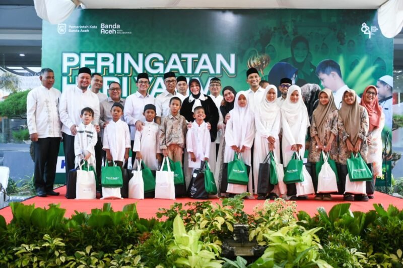 Wali Kota Banda Aceh Illiza Sa’aduddin Djamal bersama Wakil Wali Kota Afdhal Khalilullah, Ketua DPRK Irwansyah, unsur Forkopimda, dan anak yatim saat menyerahkan santunan simbolis di halaman Balai Kota, Kamis (5/3/2026). Foto: Dok. Prokopim Kota Banda Aceh