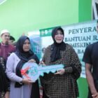 Wali Kota Banda Aceh Illiza Sa’aduddin Djamal menyerahkan rumah bantuan Baitul Mal kepada tiga warga kurang mampu di Banda Aceh, Kamis (5/3/2026). Foto: Dok. Prokopim Kota Banda Aceh