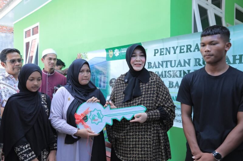 Wali Kota Banda Aceh Illiza Sa’aduddin Djamal menyerahkan rumah bantuan Baitul Mal kepada tiga warga kurang mampu di Banda Aceh, Kamis (5/3/2026). Foto: Dok. Prokopim Kota Banda Aceh