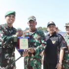 Pemerintah Kabupaten Pidie Jaya menyerahkan sertifikat penghargaan kepada Danyonif TP 836/Brahma Yodha Letkol Inf Faishal Riza sebagai bentuk apresiasi atas kontribusi TNI dalam pemulihan pascabencana di Pidie Jaya, Sabtu (7/3/2026). Foto: Dok. Istimewa