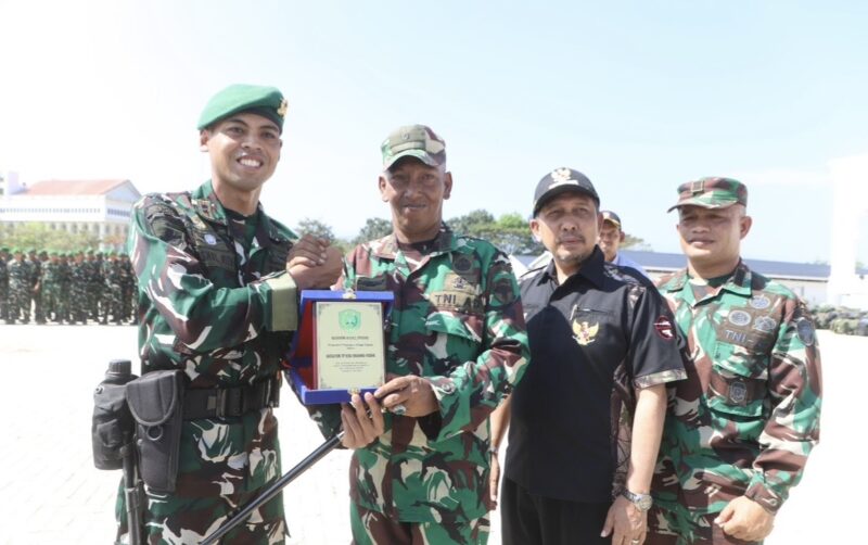 Pemerintah Kabupaten Pidie Jaya menyerahkan sertifikat penghargaan kepada Danyonif TP 836/Brahma Yodha Letkol Inf Faishal Riza sebagai bentuk apresiasi atas kontribusi TNI dalam pemulihan pascabencana di Pidie Jaya, Sabtu (7/3/2026). Foto: Dok. Istimewa
