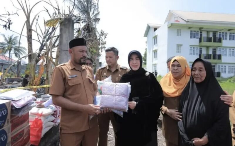 Wali Kota Banda Aceh, Illiza Sa’aduddin Djamal, menyerahkan bantuan masa panik kepada warga korban kebakaran saat meninjau lokasi musibah di Gampong Doy, Banda Aceh, Senin (9/3/2026). Foto: Dok. Istimewa 
