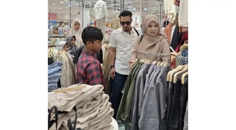 Sabur mengajak sejumlah anak yatim berbelanja pakaian Lebaran di pusat perbelanjaan agar mereka dapat memilih baju baru sesuai keinginan dalam menyambut Hari Raya Idulfitri. Foto: Dok. Istimewa 