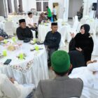 Wali Kota Banda Aceh Illiza Sa’aduddin Djamal dan Wakil Wali Kota Afdhal Khalilullah berbuka puasa bersama para keuchik dan imum mukim di Pendopo Wali Kota Banda Aceh, Senin (9/3/2026). Foto: Dok. Prokopim Kota Banda Aceh