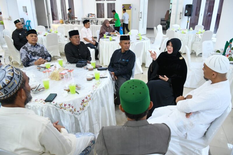 Wali Kota Banda Aceh Illiza Sa’aduddin Djamal dan Wakil Wali Kota Afdhal Khalilullah berbuka puasa bersama para keuchik dan imum mukim di Pendopo Wali Kota Banda Aceh, Senin (9/3/2026). Foto: Dok. Prokopim Kota Banda Aceh