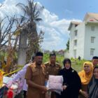 Wali Kota Banda Aceh Illiza Sa’aduddin Djamal menyerahkan bantuan masa panik kepada korban kebakaran di Gampong Cot Mesjid, Kecamatan Lueng Bata, Banda Aceh, Senin (9/3/2026). Foto: Dok. Diskominfo Kota Banda Aceh