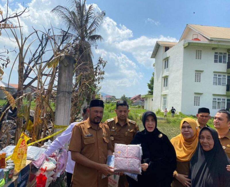 Wali Kota Banda Aceh Illiza Sa’aduddin Djamal menyerahkan bantuan masa panik kepada korban kebakaran di Gampong Cot Mesjid, Kecamatan Lueng Bata, Banda Aceh, Senin (9/3/2026). Foto: Dok. Diskominfo Kota Banda Aceh