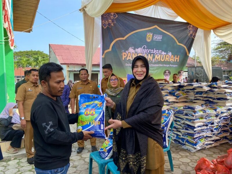 Wali Kota Banda Aceh Illiza Sa’aduddin Djamal meninjau dan memastikan kelancaran gerakan pangan murah bagi masyarakat di Halaman Kantor DPPKP, Selasa (10/3/2026). Foto: Dok. Diskominfo Kota Banda Aceh