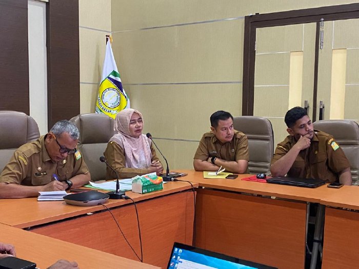 Asisten III Sekretariat Daerah Kabupaten Aceh Besar, Abdullah, S.Sos memimpin rapat pembahasan pengisian format dan indikator Laporan Kinerja Strategis Nasional Tahun 2025 bersama perwakilan perangkat daerah, bertempat di Aula Sanusi Wahab, Senin (9/3/2026). Foto: Dok. MC Aceh Besar