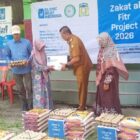 Camat Seulimeum Devi Satria, SE didampingi perwakilan Islamic Relief Indonesia menyerahkan secara simbolis paket bantuan Makanan Ramadan 2026 kepada masyarakat Kemukiman Lampanah, Kecamatan Seulimeum, berlangsusng diHalaman Mesjid Kemukiman Lampanah, Selasa (10/3/2026). Foto: Dok. MC Aceh Besar