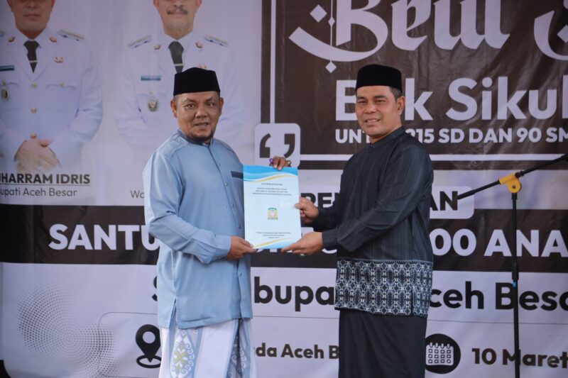 Bupati Aceh Besar, H Muharram Idris menerima Dokumen Hasil Seleksi Pengajar Progaram Beut Sikolah dari Tgk Munawar di Halaman Dekranasda, Gampong Gani, Kecmatan Ingin Jaya, Aceh Besar, Selasa (10/03/2026). Foto: Dok. MC Aceh Besar