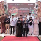 Wali Kota Banda Aceh Illiza Sa’aduddin Djamal bersama Deputi Kementerian Koordinator Bidang Pemberdayaan Masyarakat Republik Indonesia Leontinus Alpha Edison serta para pejabat terkait berfoto bersama usai pembukaan Pasar 1001 Malam di kawasan eks Hotel Atjeh, Banda Aceh, Rabu (11/3/2026). Foto: Dok. Prokopim Kota Banda Aceh