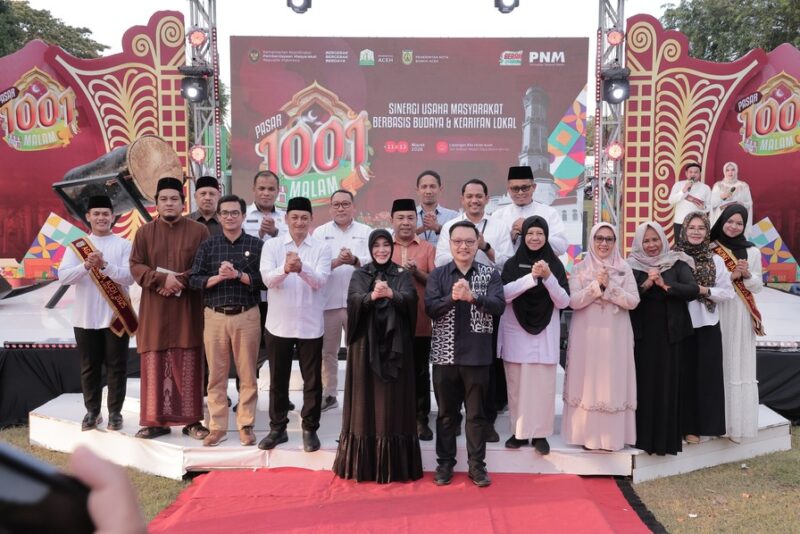 Wali Kota Banda Aceh Illiza Sa’aduddin Djamal bersama Deputi Kementerian Koordinator Bidang Pemberdayaan Masyarakat Republik Indonesia Leontinus Alpha Edison serta para pejabat terkait berfoto bersama usai pembukaan Pasar 1001 Malam di kawasan eks Hotel Atjeh, Banda Aceh, Rabu (11/3/2026). Foto: Dok. Prokopim Kota Banda Aceh