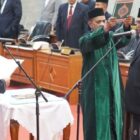 Tgk. M. Nizar resmi mengucapkan sumpah/janji sebagai anggota DPRA pengganti Waled Nura di Gedung Utama DPRA, Banda Aceh, Rabu (11/3/2026). Foto: Dok. DPRA