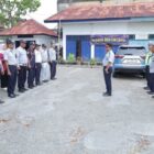 Petugas Dinas Perhubungan Aceh Barat mengikuti apel sebelum pelaksanaan pemeriksaan kelayakan kendaraan (rampcheck) bus angkutan umum di Terminal Meulaboh, Selasa (10/3/2026). Foto: Dok. Pemkab Aceh Barat