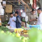 Wakil Bupati Aceh Barat, Said Fadhel, meninjau harga kebutuhan pokok saat pemantauan pasar tradisional di Meulaboh menjelang Hari Raya Idul Fitri 1447 Hijriah, Rabu (11/3/2026). Foto: Dok. Pemkab Aceh Barat