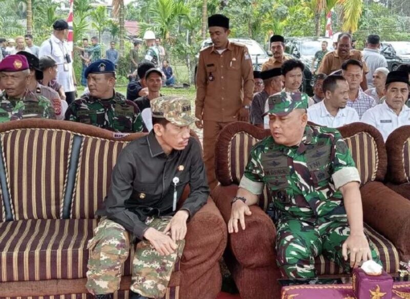 Bupati Tarmizi bersama Kasdam Kodam Iskandar Muda Brigjen TNI Dwi Sasongko menghadiri penutupan program TMMD ke-127 di Desa Lueng Jawa, Kecamatan Woyla, Aceh Barat, Rabu (11/3/2026). Foto: Dok. Pemkab Aceh Barat