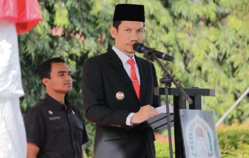 Tarmizi menyampaikan keterangan terkait pencairan Tunjangan Hari Raya (THR) bagi ASN di Kabupaten Aceh Barat yang mulai disalurkan menjelang Idul Fitri, di Meulaboh, Rabu (11/3/2026). Foto: Dok. Pemkab Aceh Barat