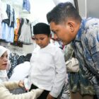 Wakil Wali Kota Banda Aceh Afdhal Khalilullah berbincang dengan anak yatim saat mendampingi mereka berbelanja kebutuhan Lebaran di Pasar Aceh, Banda Aceh, Kamis (12/3/2026). Foto: Dok. Prokopim Kota Banda Aceh