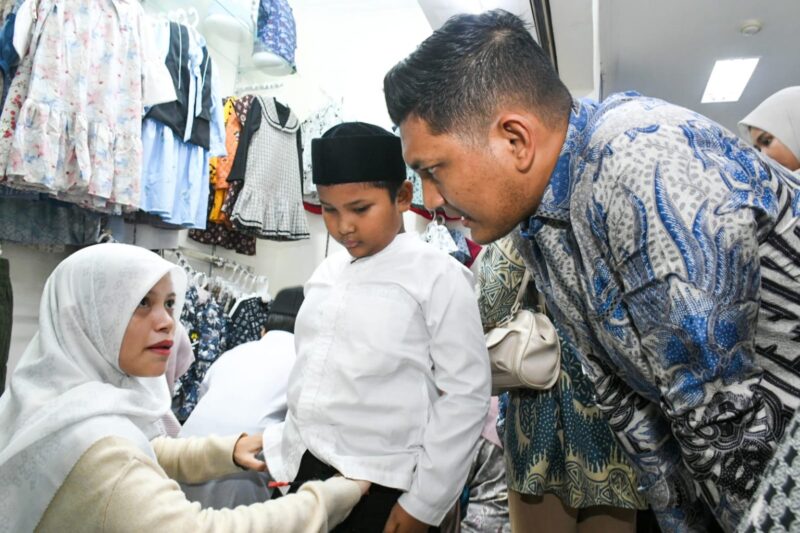 Wakil Wali Kota Banda Aceh Afdhal Khalilullah berbincang dengan anak yatim saat mendampingi mereka berbelanja kebutuhan Lebaran di Pasar Aceh, Banda Aceh, Kamis (12/3/2026). Foto: Dok. Prokopim Kota Banda Aceh