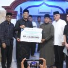Wakil Wali Kota Banda Aceh Afdhal Khalilullah menyerahkan bantuan dana kemakmuran masjid saat Safari Ramadan Pemko Banda Aceh di Masjid Baitul Makmur, Gampong Sukaramai, Rabu (11/3/2026). Foto: Dok. Prokopim Kota Banda Aceh