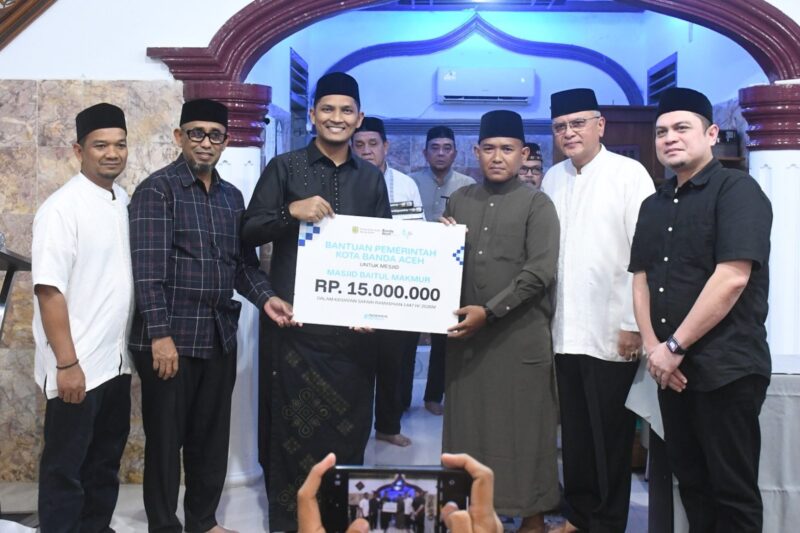 Wakil Wali Kota Banda Aceh Afdhal Khalilullah menyerahkan bantuan dana kemakmuran masjid saat Safari Ramadan Pemko Banda Aceh di Masjid Baitul Makmur, Gampong Sukaramai, Rabu (11/3/2026). Foto: Dok. Prokopim Kota Banda Aceh